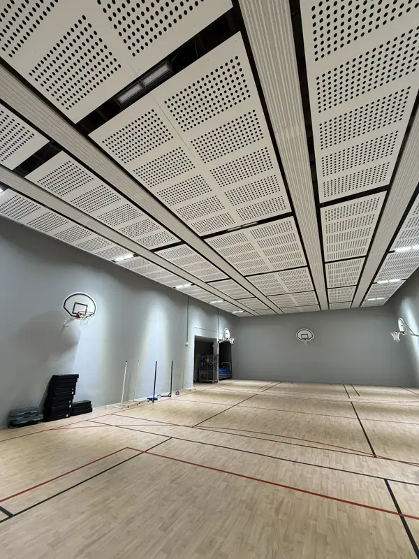 Panneaux rayonnants au plafond d'une salle de sport