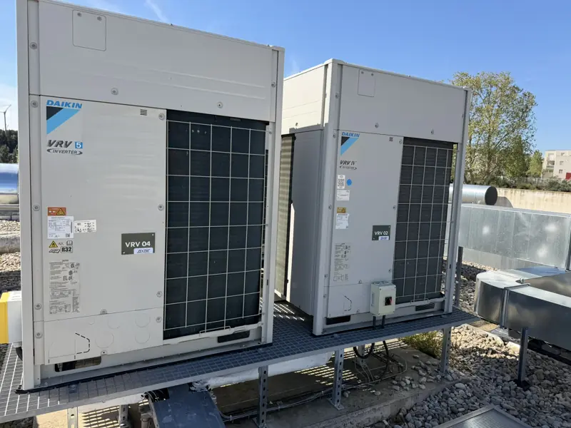 Groupes de climatisation VRV en toiture
