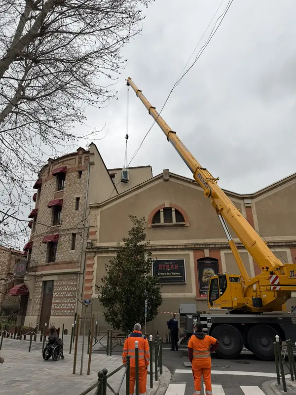 Levage à la grue en centre-ville