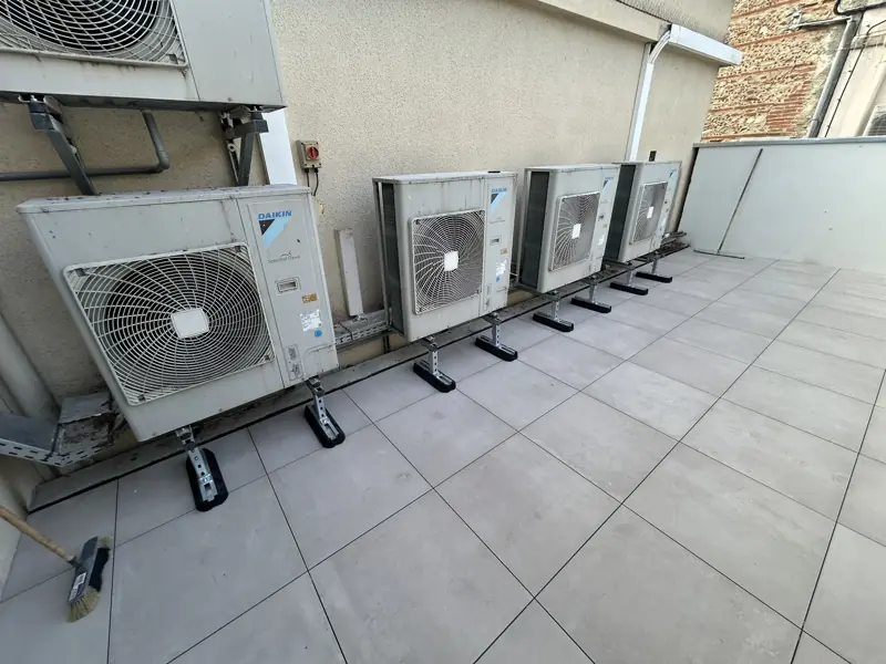 Alignement de groupes extérieurs en terrasse