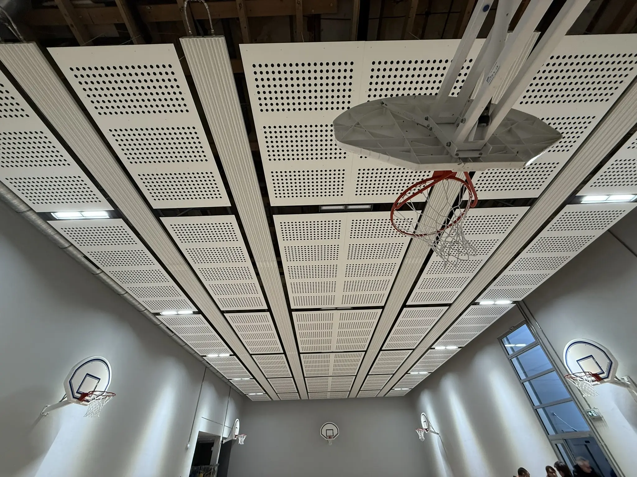 Gymnase chauffé par panneaux rayonnants, installation AXAIR