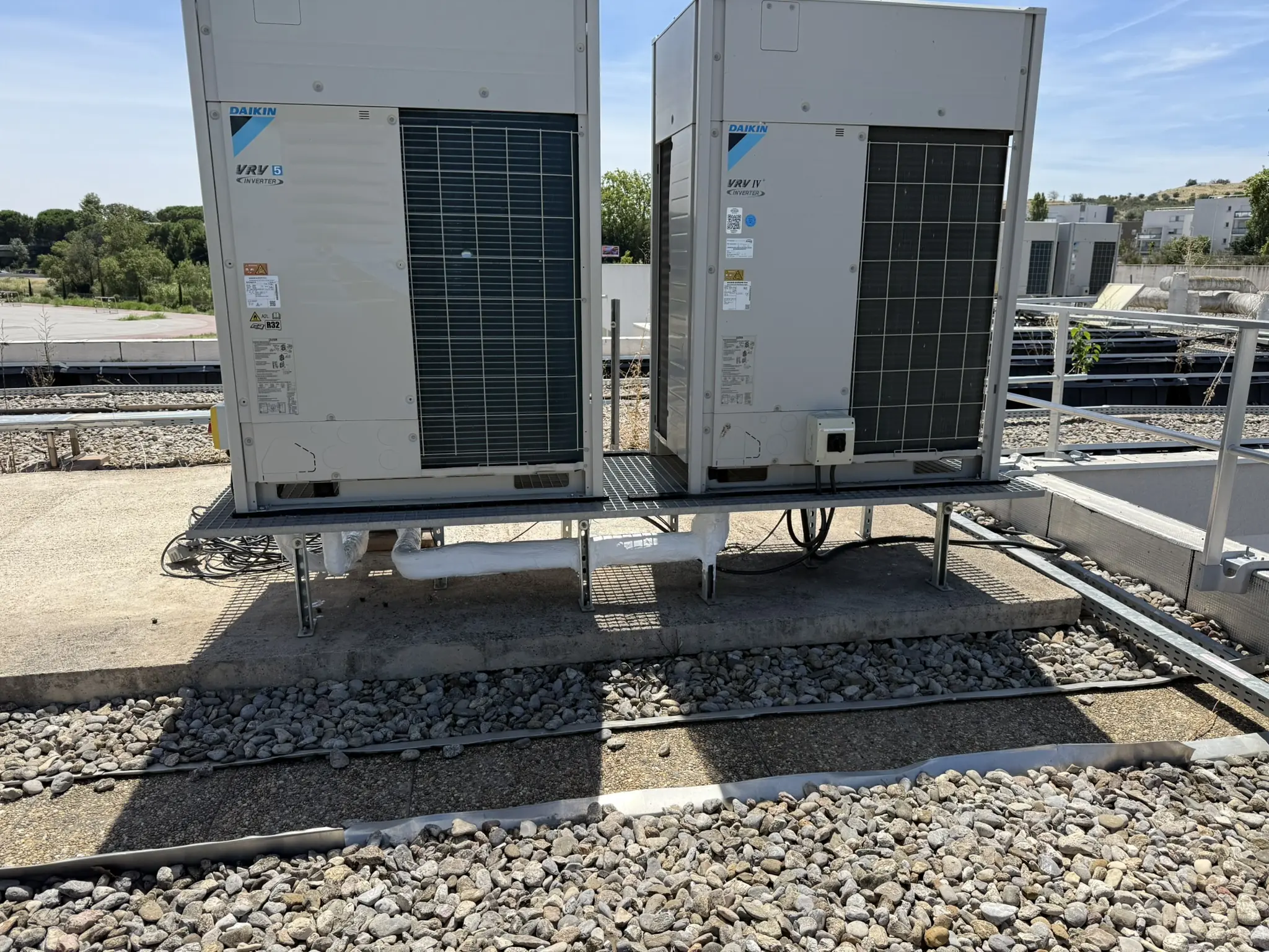 Groupes de climatisation VRV installés par AXAIR en toiture