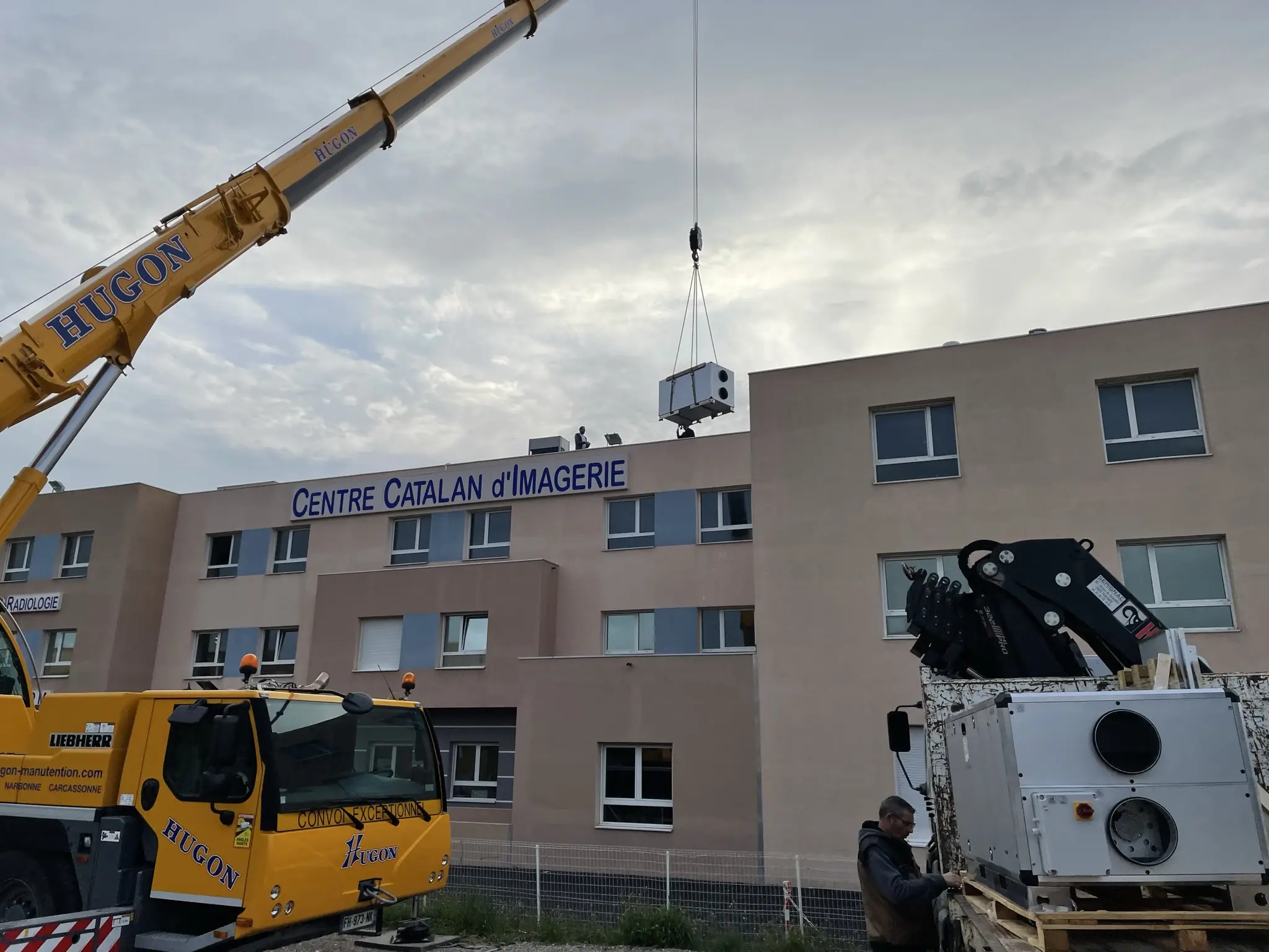 Levage d'une centrale de traitement d'air à la grue par AXAIR