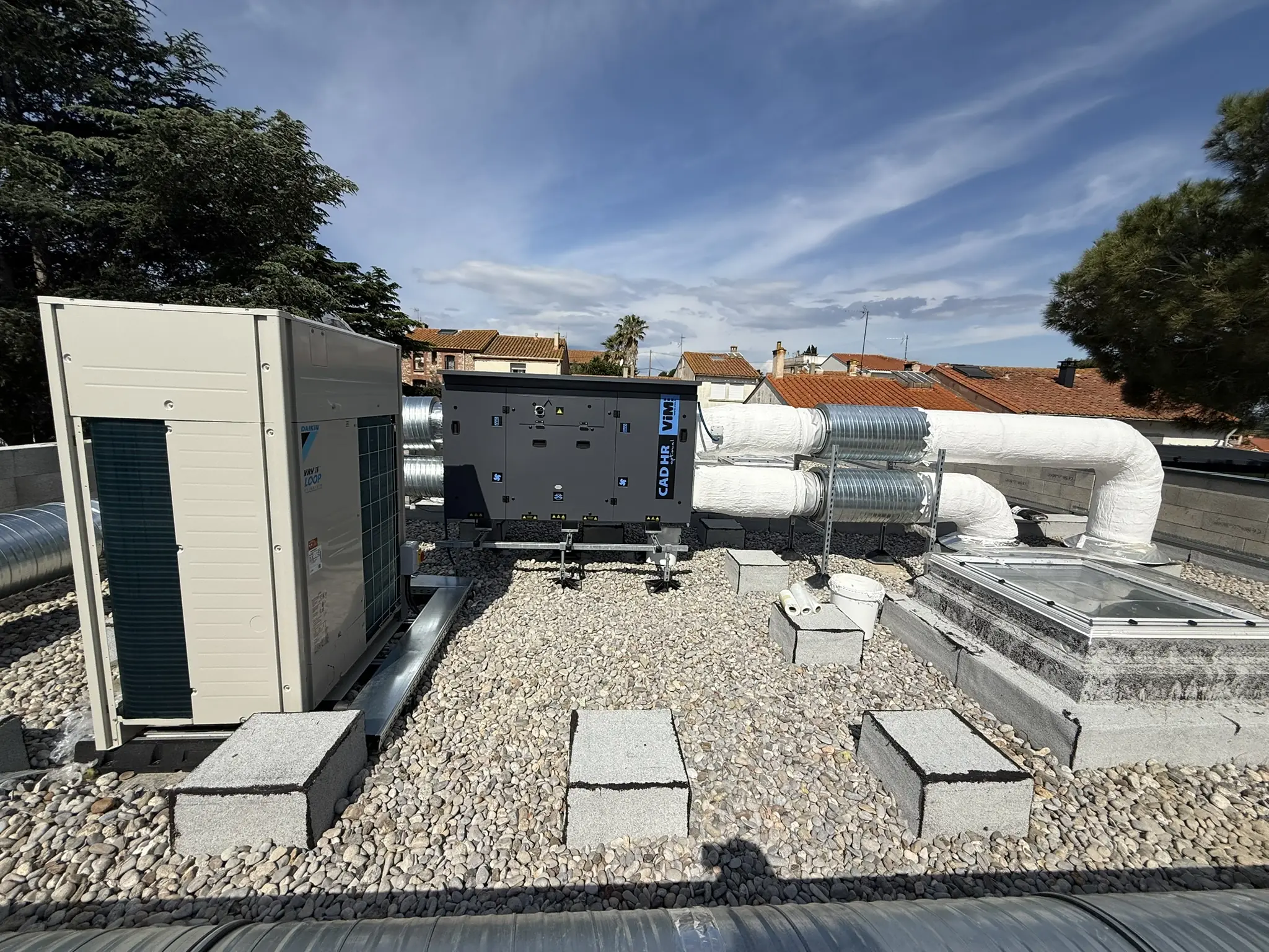 Centrale de traitement d'air et réseaux de gaines installés par AXAIR en toiture
